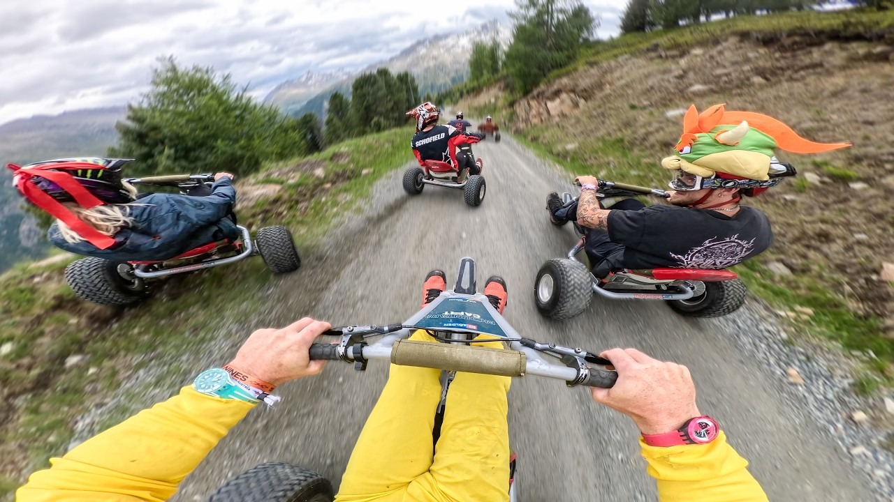 Pilotos con casco, uno con gorro de Bowser, bajan en karts de tres ruedas por una pista de grava en los Alpes de Sölden