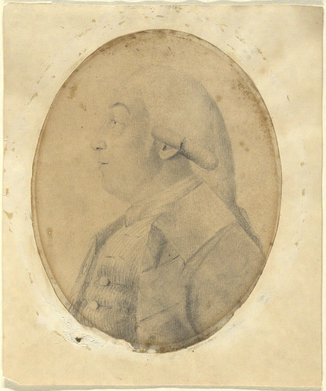 Retrato a lápiz, de perfil y en marco ovalado, de un hombre con peluca dieciochesca, casaca y chaleco abotonado