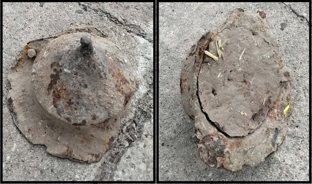 Dos vistas del umbo de hierro hallado en Polonia: por fuera, con su pincho central; por dentro, relleno de tierra seca