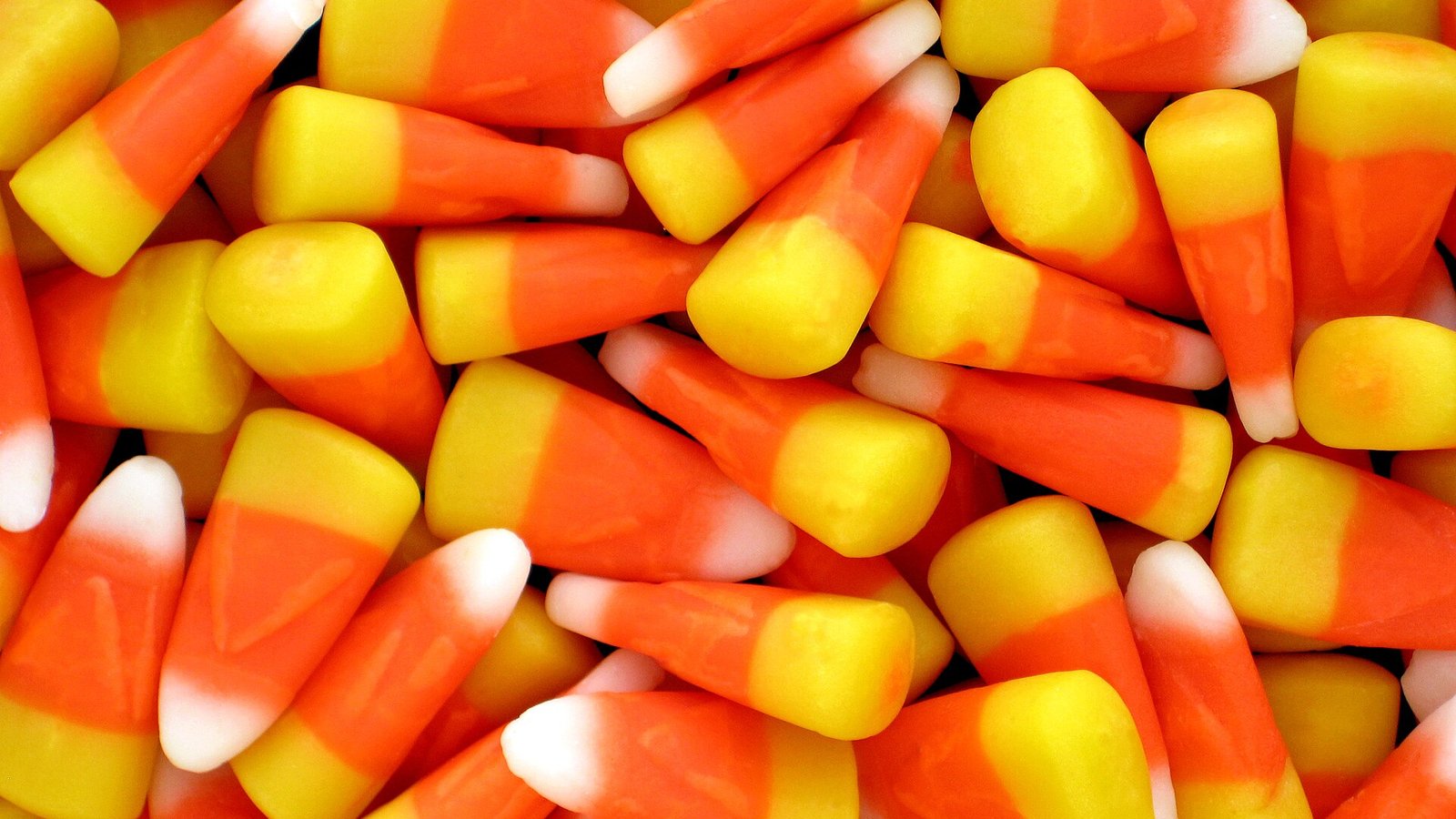 Montón de caramelos candy corn con sus tres franjas blanca, naranja y amarilla, el dulce típico de Halloween